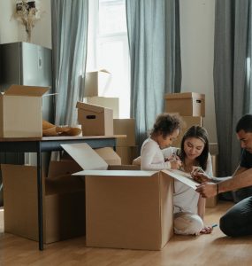 Photo de famille qui préparent un déménagement